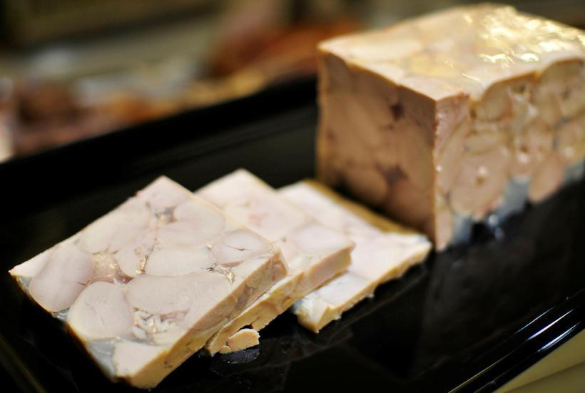 Tinh hoàn cừu: Tinh hoàn cừu được muối trong loại nước chua tiết ra từ sữa, sau đó nén thành một loại thạch và thêm gia vị là tỏi. Chúng mềm nhưng đậm đà và có vị chua chua.