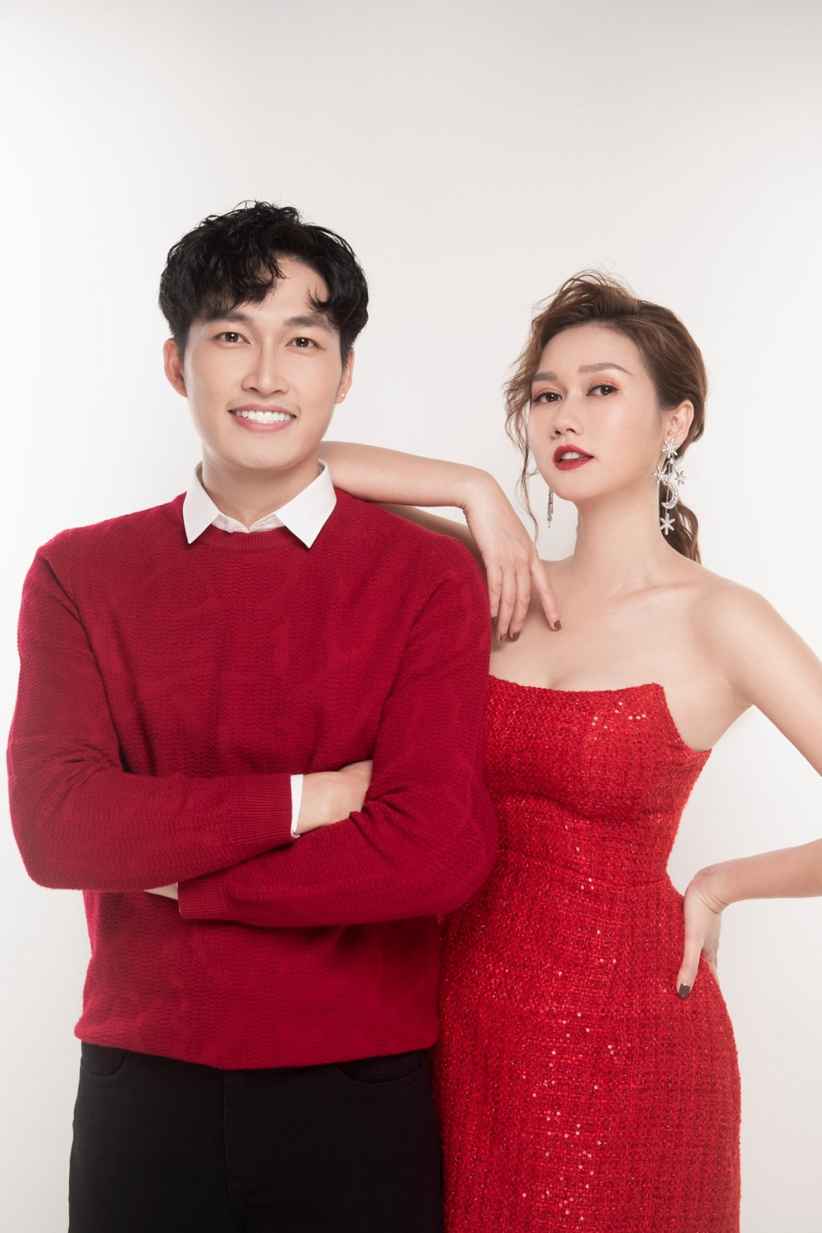 Cặp diễn viên Đình Tú và Hương Giang cùng diện đồ đỏ, tình tứ bên nhau đón Giáng sinh.