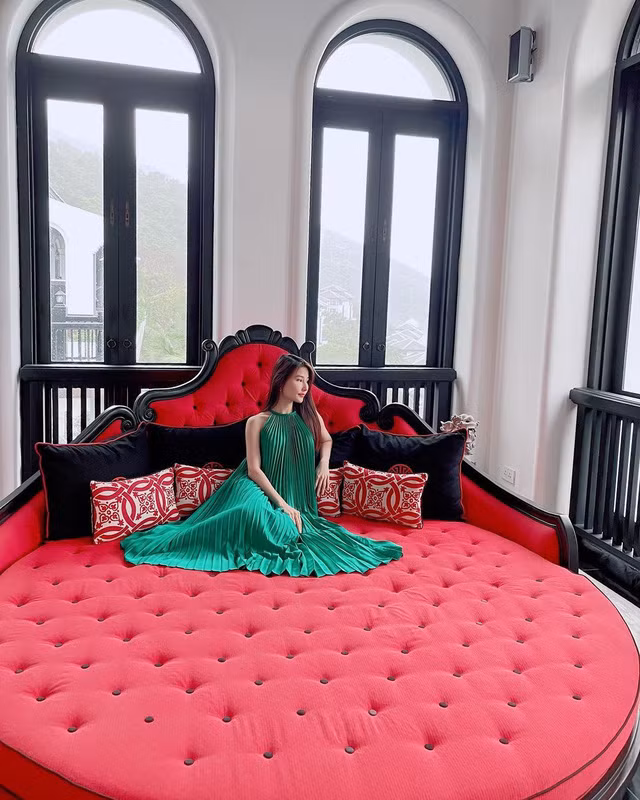 Diễm My 9X diện đầm xanh tạo dáng chụp ảnh bên chiếc giường đỏ, gợi khoảnh khắc Giáng sinh cận kề.