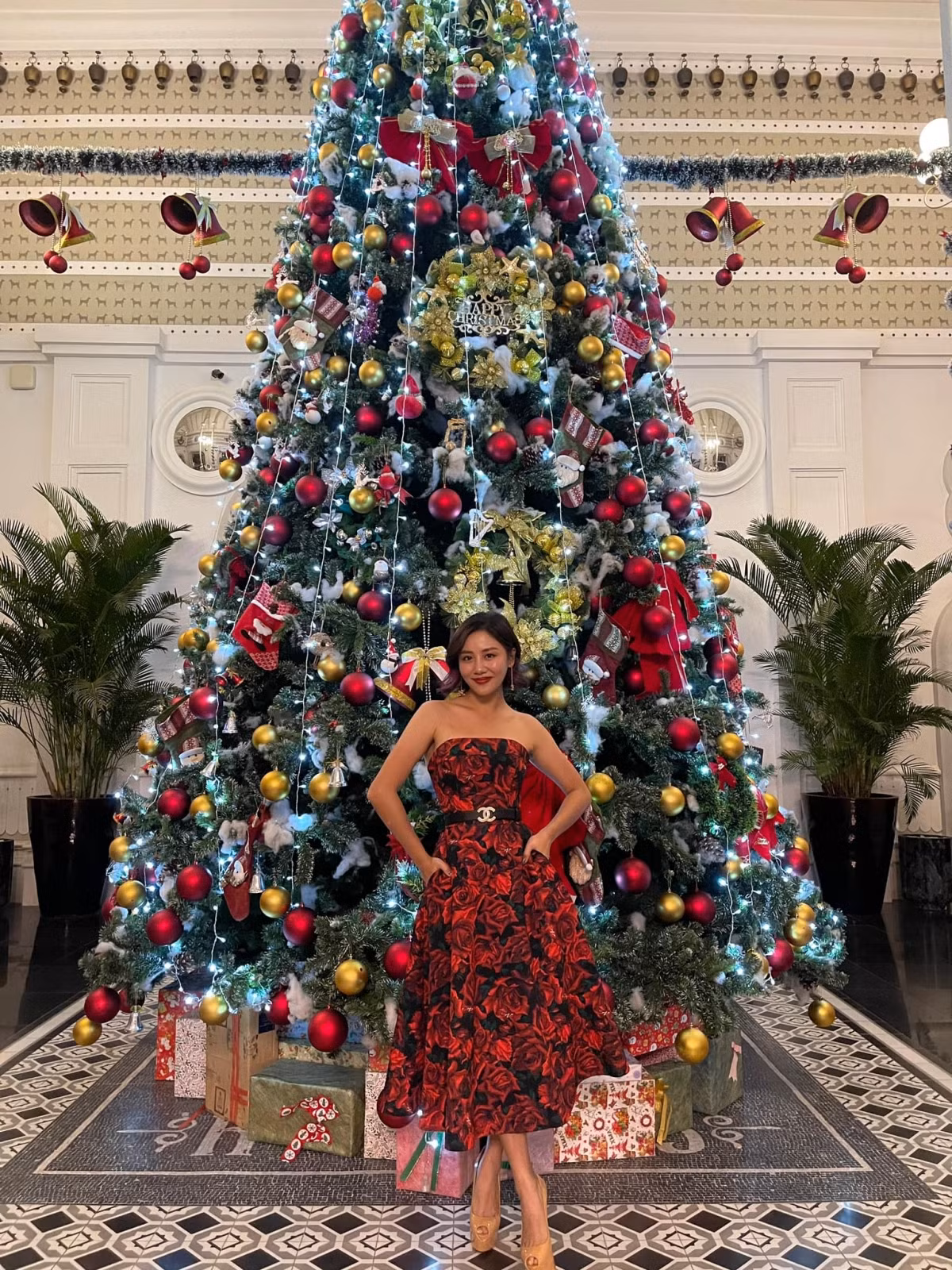 Văn Mai Hương diện váy của NTK Đỗ Mạnh Cường cùng thắt lưng Chanel tạo dáng bên cây thông Noel.