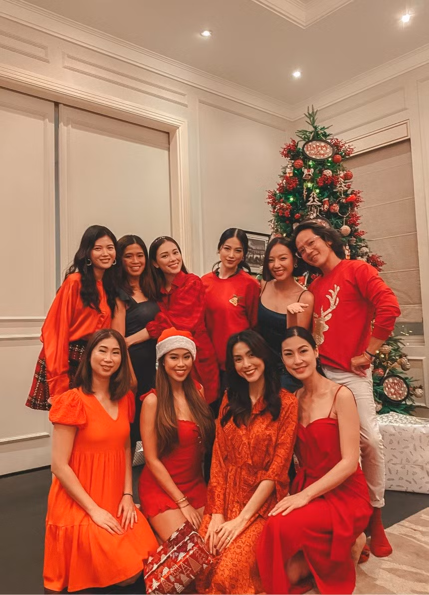 Cả gia đình Tăng Thanh Hà đón Giáng sinh sớm cùng người thân, bạn bè. Các thành viên cùng mặc áo tông màu đỏ - đen, đội mũ Noel.