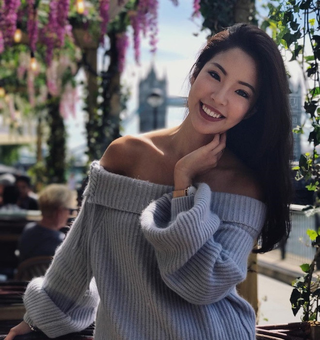 Angela Chen có ngoại hình xinh đẹp và gu thời trang gợi cảm, trẻ trung.