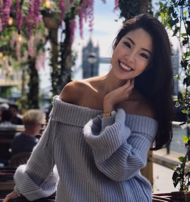 Angela Chen có ngoại hình xinh đẹp và gu thời trang gợi cảm, trẻ trung.