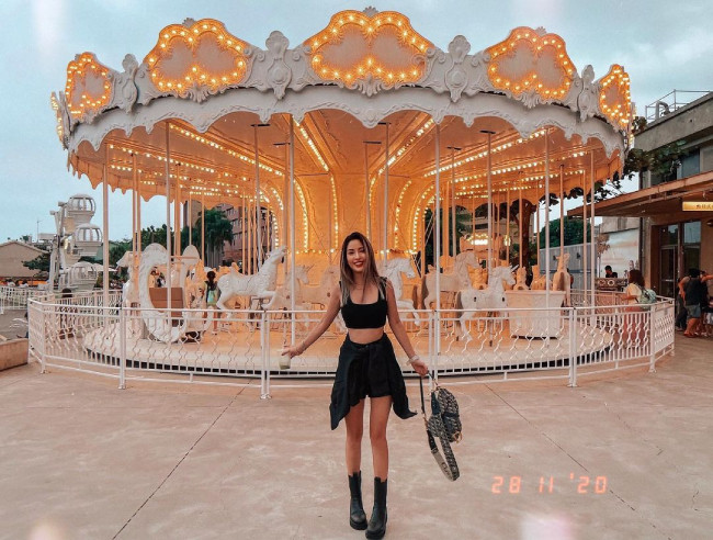 Nhờ đó, cô luôn tự tin khoe dáng vóc nuột nà với các trang phục kiệm vải.