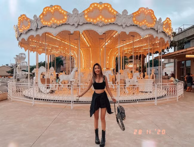 Nhờ đó, cô luôn tự tin khoe dáng vóc nuột nà với các trang phục kiệm vải.