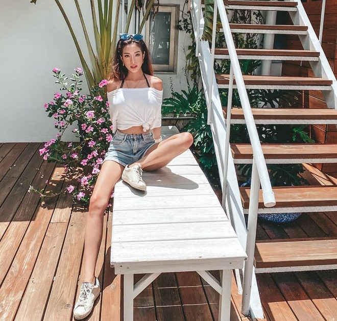 Người đẹp phối áo thun trễ vai với quần short cực trẻ trung.