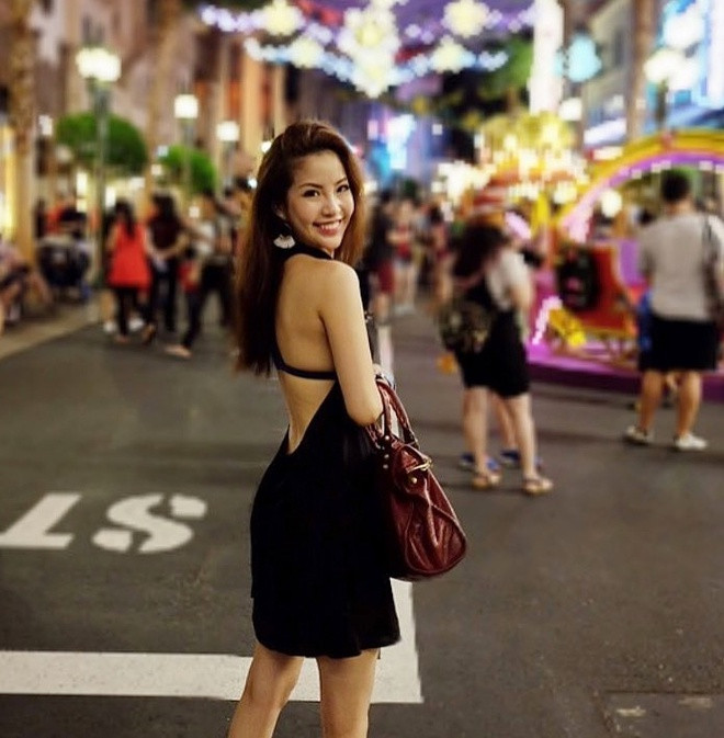 Phong cách thời trang nóng bỏng và hiện đại của Angela, hoàn toàn khác với vẻ kín đáo, trầm tĩnh của Châu Tấn.