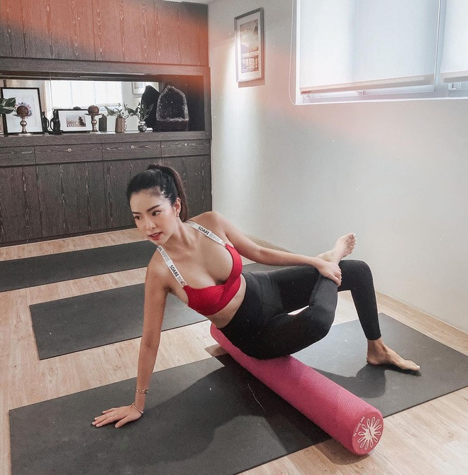 Để giữ được vóc dáng bốc lửa, Angela rất chăm chỉ tập luyện.