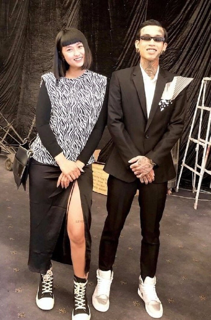 Huỳnh Như là gương mặt quen thuộc với người hâm mộ Dế Choắt. Nam rapper công khai bạn gái từ khá lâu và thường đưa cô tới các buổi ghi hình, sự kiện giải trí. Mỗi lần xuất hiện cùng nhau, Dế Choắt và Huỳnh Như có gu thời trang cực chất và đồng điệu.