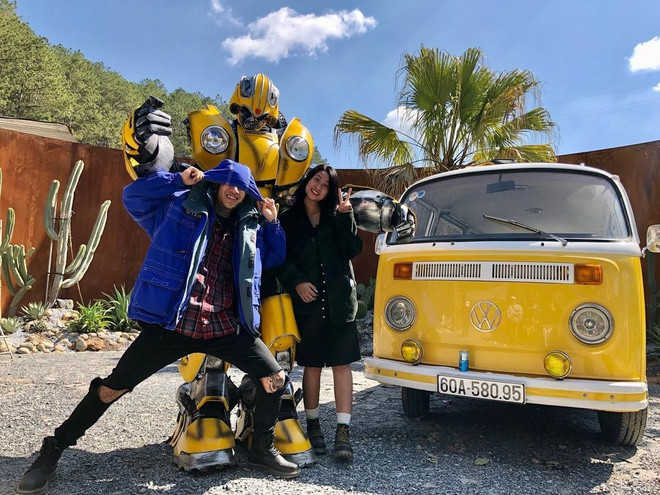 Trong khi Dế Choắt mặc khá hầm hố, thì Huỳnh Như chọn style đơn giản, trẻ trung.