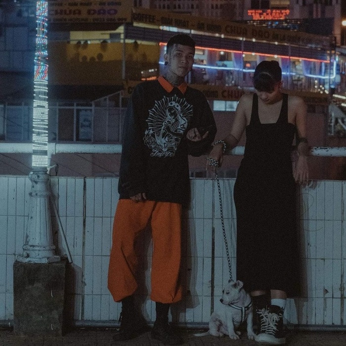 Sự ăn ý về thời trang của cặp đôi này thể hiện qua màu sắc trang phục.