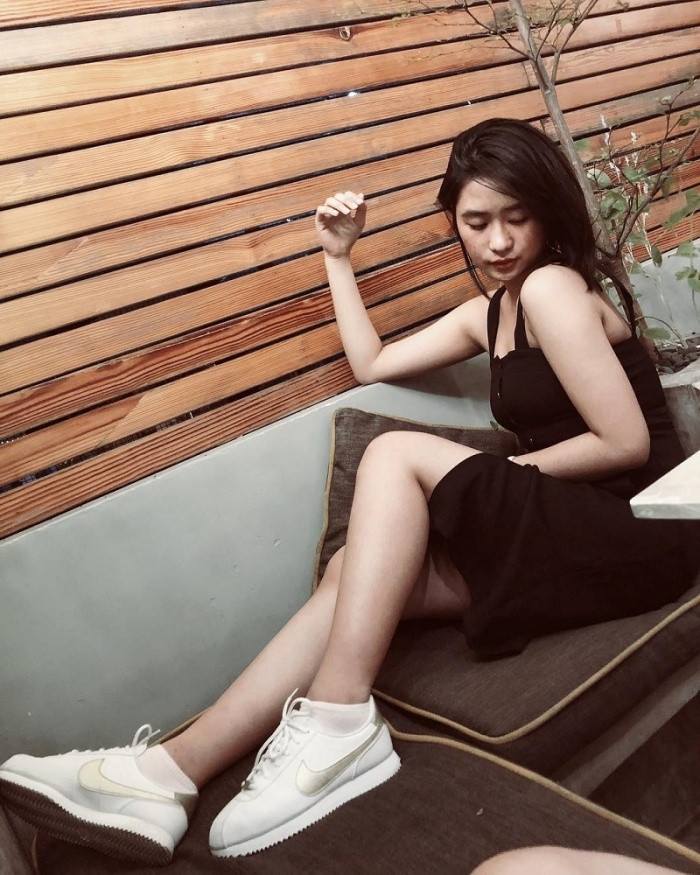 Đôi khi, Huỳnh Như cũng điệu đà, nữ tính với các kiểu đầm hai dây.