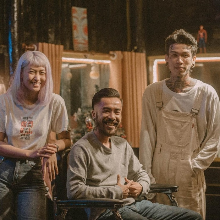 Cả hai cùng chọn chiếc áo thun ton sur ton khi xuất hiện trong cùng một khung hình.