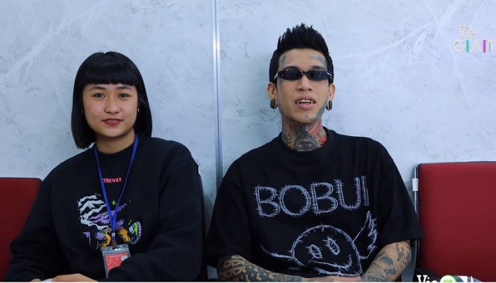 Ngoài đời thường, họ chọn các trang phục đơn giản và đồng điệu về màu sắc.