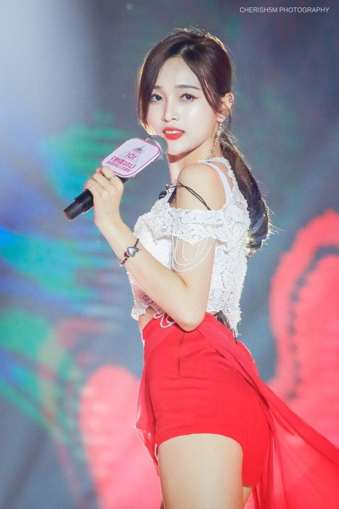 Chiếc áo ren trắng dáng croptop được cô phối cùng quần ngắn đỏ cực nổi bật.