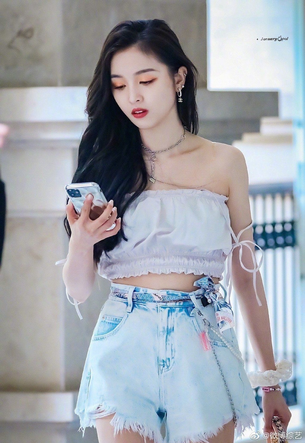 Đời thường, Ngô Tuyên Nghi thích các trang phục trẻ trung và nữ tính như áo croptop và quần short jeans rách. Ảnh: Internet.