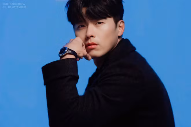 Nam tài tử 38 tuổi khá chuộng trang trang phục đơn giản màu tối phù hợp với độ tuổi trưởng thành của mình.