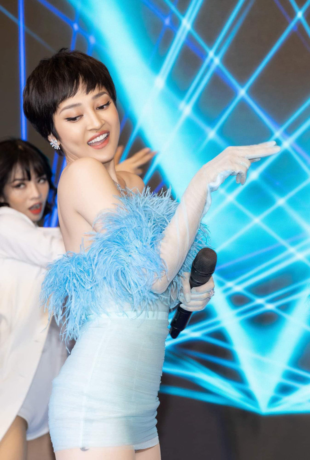 Vì có vóc dáng đẹp nên nữ ca sĩ rất chăm chỉ diện những kiểu váy ngắn, thậm chí nhiều lúc khiến người xem bị lầm tưởng là áo để tôn lên đôi chân dài miên man.