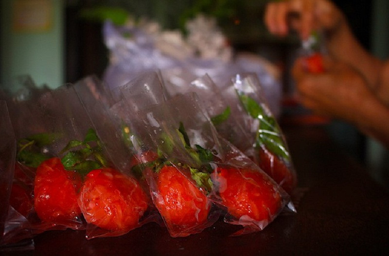 Nem gói xong phải để cách đêm từ 10 tiếng trở lên thì nem mới ngon. Miếng nem ngon là miếng nem hồng hào, có độ dai vừa phải, có vị mặn mặn, chua chua, ngọt ngọt, cay nồng của tiêu, cay xé của ớt… tất cả tạo nên một hương vị đặc biệt của nem chay vỏ bưởi không lẫn vào đâu được.