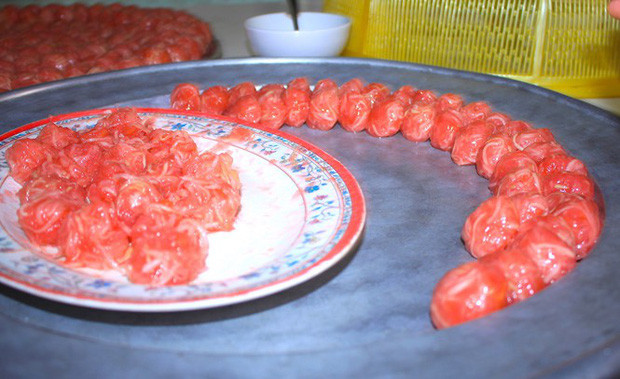 Nem trần thì không gói trong lá, chỉ được tạo hình bằng khuôn và bảo quản bằng lớp nilông mỏng. Có khuôn hình chữ nhật hay hình tròn hoặc con tôm…