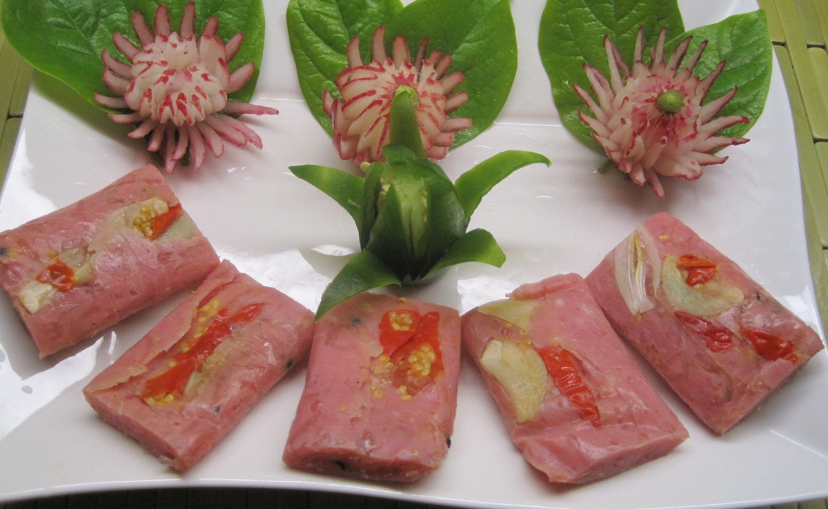 Khi thưởng thức, độ giòn sần sật hòa cùng với vị thơm ngất ngây của bưởi lan tỏa trong mọi giác quan. Tăng độ ngon hơn nữa khi ăn kèm nem bưởi với lá rau răm, hay miếng ớt, tỏi cay.