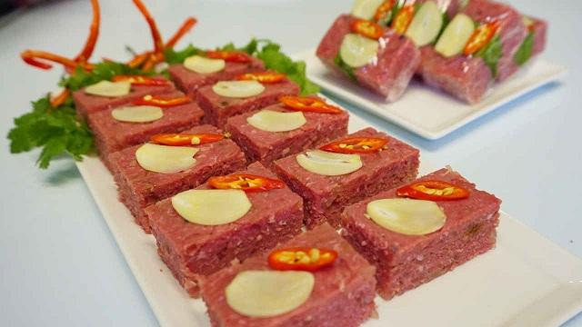 Ngoài được dùng trong các bữa ăn, nem bưởi cũng là một món ăn vặt mới lạ của nhiều du khách khi đến Tây Ninh. Ảnh: Internet.