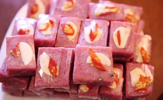 Phải trộn thật đều, nếu không thấm nước khế thì vỏ bưởi sẽ không thành bột và vì thế khi quết nem bột sẽ không mịn, nem không ngon. Quết xong cho bột bưởi ra thau, nêm nếm vừa ăn rồi rưới vào một ít màu điều hoặc màu gạch tôm cho nem có màu đẹp. Muốn nem giòn, dai, người ta trộn đu đủ bào vào.