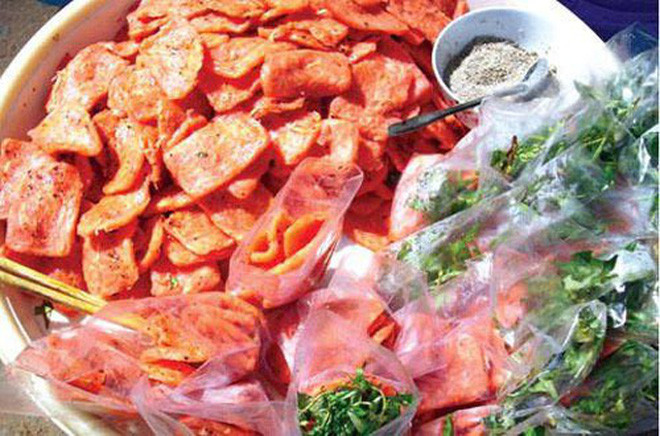 Với nem chiếc, tức được gói từng chiếc như nem thịt, bột nem được gói bằng lá vông nem hay lá chùm ruột, gói lá chuối bên ngoài xong dùng dây chuối hay dây nilông buộc bên ngoài thành từng xâu (mỗi xâu 10 chiếc hay 20 chiếc)..