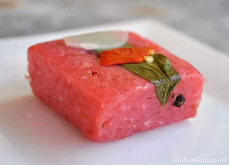 Là một món ăn chay nên nguyên liệu chế biến nem bưởi cũng từ thực vật gồm vỏ bưởi và đu đủ xanh bào nhuyễn phơi khô. Thành phần phụ là khế chua, ớt hiểm, tiêu hột, lá vông nem, đọt chùm ruột, lá chuối và dĩ nhiên là gia vị.