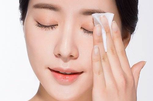 Rửa mí mắt: Rửa sạch mí mắt bằng nước ấm vào buổi sáng và buổi tối cũng có thể làm giảm các triệu chứng khô mắt mãn tính của bạn, loại bỏ vi khuẩn có thể gây viêm bờ mi - tình trạng xảy ra khi các tuyến dầu bị tắc. Các triệu chứng của viêm bờ mi: Khô mắt, đỏ và ngứa.