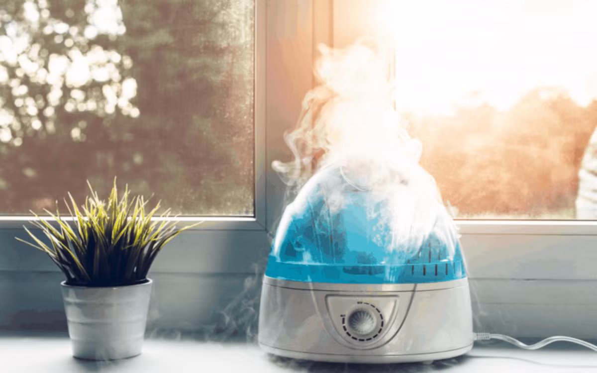 Để máy tạo ẩm ở đầu giường: Nhiệt độ trong phòng hay không khí từ điều hòa có thể khiến nước mắt nhanh bay hơi, dẫn đến khô mắt, sưng đau và ngứa mắt khi thức dậy. Bạn có thể đặt máy tạo ẩm ở đầu giường để bổ sung độ ẩm cho không khí, ngăn ngừa khô mắt và giúp bạn ngủ ngon hơn.