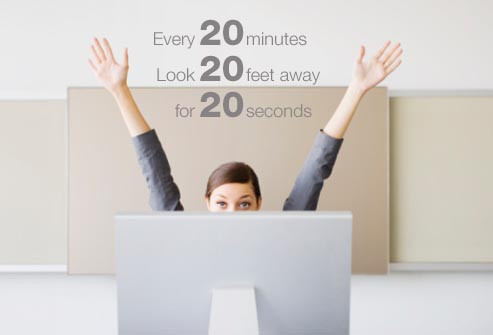 Thực hành quy tắc 20/20/20: Để tránh khô mắt khi làm việc, hãy thực hành quy tắc 20/20/20. Cứ sau 20 phút, hãy rời mắt khỏi tài liệu đọc của bạn trong 20 giây và nhìn một vật cách xa 20 feet (6m). Ngoài ra, bạn nên nhỏ thuốc mắt hoặc chớp mắt thường xuyên để giúp mắt được nghỉ ngơi đồng thời giúp nước mắt trải đều làm ẩm giác mạc tốt hơn.