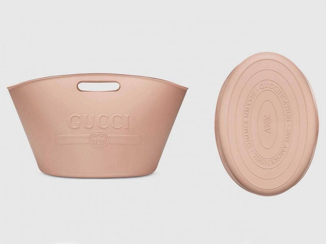 Nhà mốt Gucci tạo ra chiếc túi xách có giá hơn 22 triệu đồng làm từ chất liệu cao su trong bộ sưu tập Xuân - Hè 2018. Thiết kế bị nhiều người đánh giá có dáng giống như xô đựng giẻ lau nhà của các bà nội trợ. Ảnh: Internet.