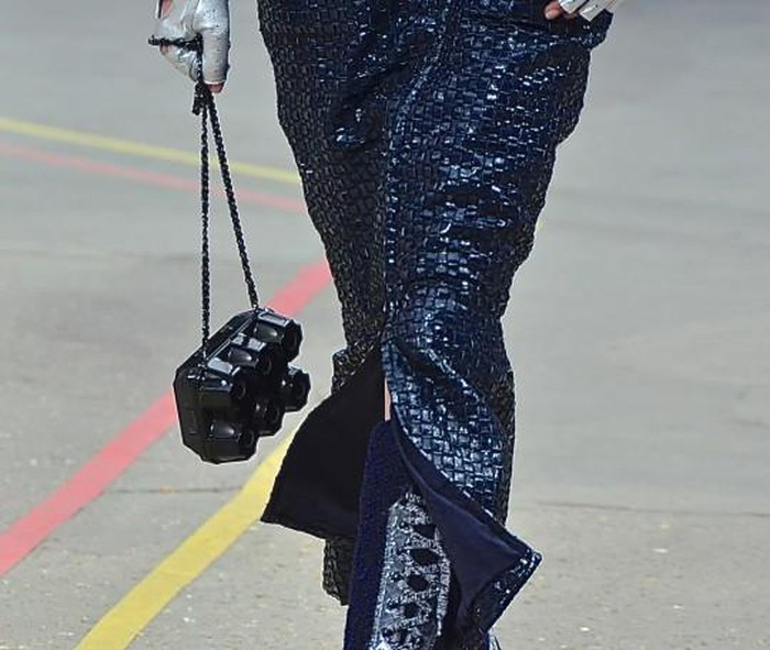 Nhà mốt Chanel ra mắt mẫu clutch có hình dáng na ná như vỉ đựng trứng trong siêu thị.