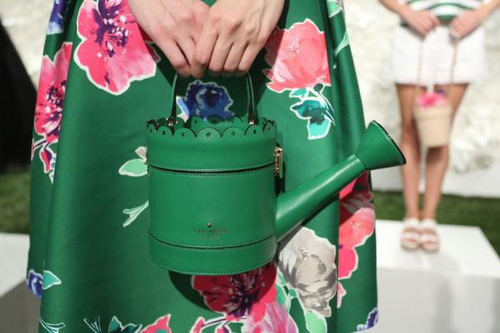 Thương hiệu Kate Spade gây sốt trên sàn diễn thời trang với mẫu túi xách kỳ quặc hình bình tưới cây.