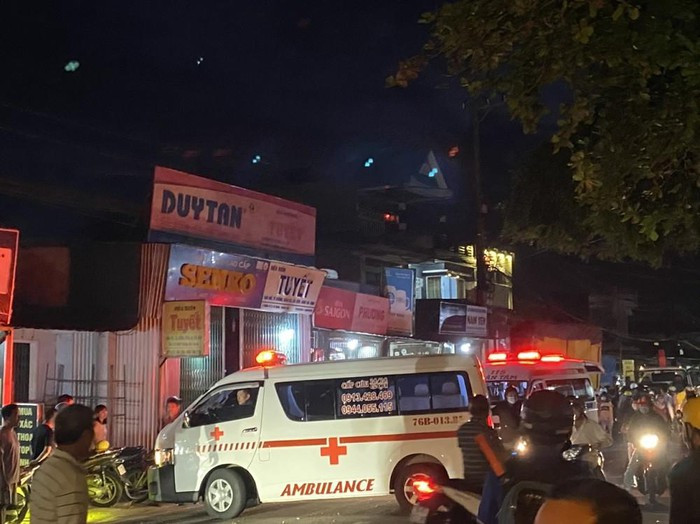 Video: Xe dien tong vao nha dan o Quang Ngai, lam 3 nguoi chet-Hinh-3