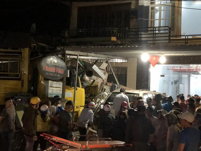 Video: Xe dien tong vao nha dan o Quang Ngai, lam 3 nguoi chet