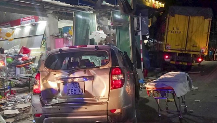 Video: Xe dien tong vao nha dan o Quang Ngai, lam 3 nguoi chet-Hinh-7