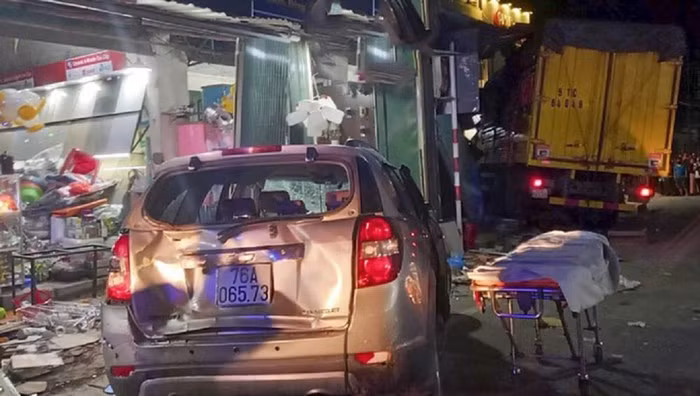 Video: Xe dien tong vao nha dan o Quang Ngai, lam 3 nguoi chet-Hinh-7