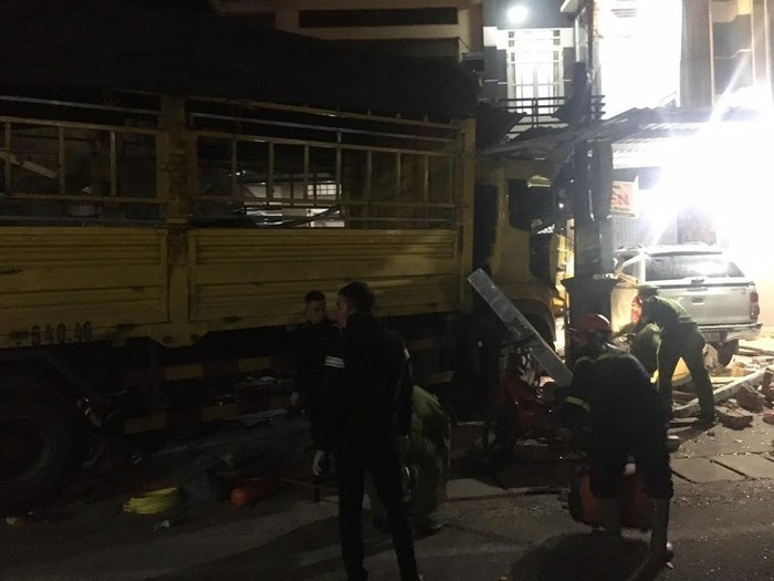 Video: Xe dien tong vao nha dan o Quang Ngai, lam 3 nguoi chet-Hinh-2