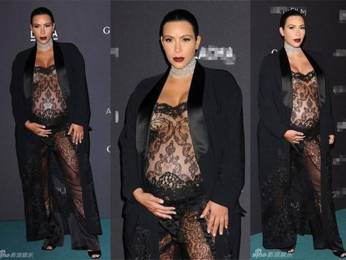 Kim Kardashian từng bị ném đá thậm tệ khi ham diện bộ đồ xuyên thấu khoe bụng bầu ở những tháng cuối thai kỳ.