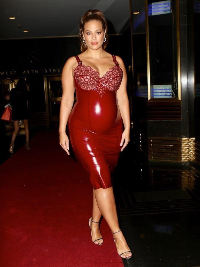 Chiếc váy ôm sát da bóng giúp Ashley Graham khoe dáng hết sức. Siêu mẫu vẫn nhận về không ít gạch đá khi o ép bụng bầu quá đà.
