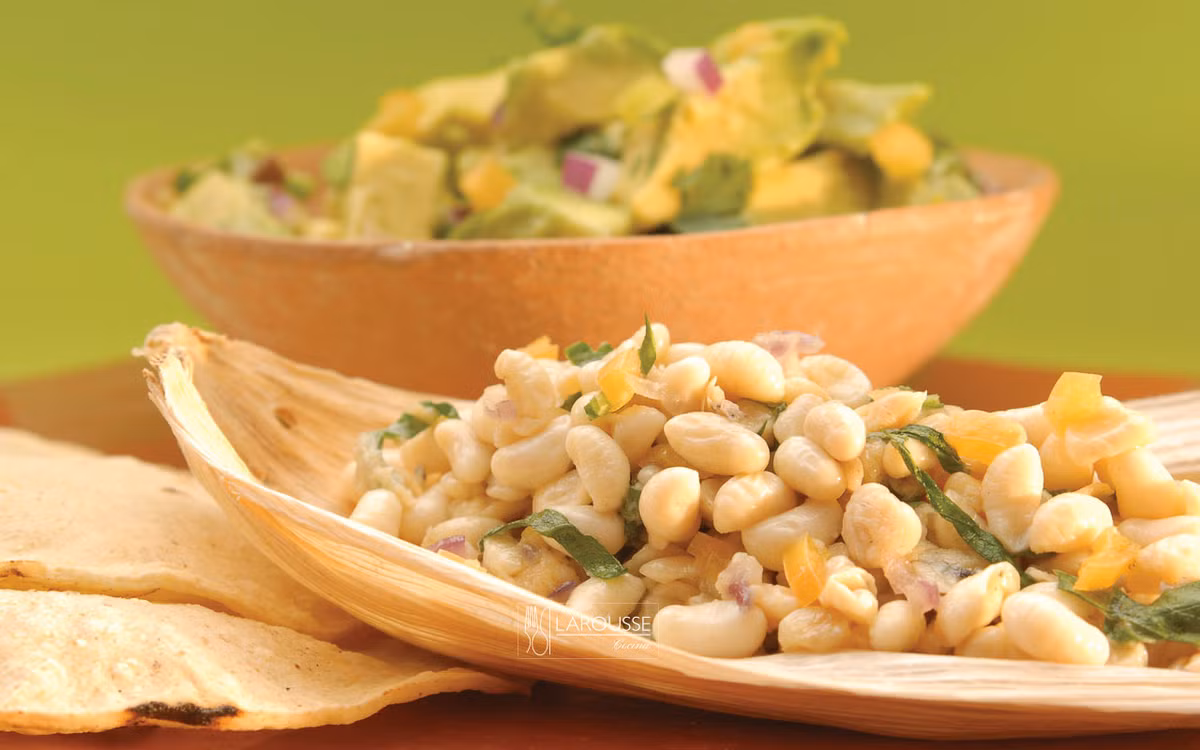 Ngoài chế biến với hoa cúc, trứng muỗi cũng được chế biến thành nhiều món ăn khác nhau như bánh kếp trứng muỗi, bánh chiên… Bánh kếp trứng muỗi thường được người Mexico ăn cùng với lá của cây xương rồng hoặc bí ngòi.