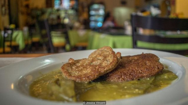 Ở các nhà hàng truyền thống của Mexico, trứng muỗi là món ăn không thể thiếu trong thực đơn. Trứng muỗi được dùng làm nguyên liệu của rất nhiều món ăn tại Mexico và cách chế biến món ăn từ trứng muỗi cũng vô cùng đa dạng.