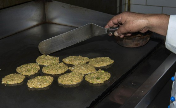 Không giống như những nơi khác trên thế giới, chỉ coi muỗi là một loại côn trùng gây bệnh, vô cùng đáng ghét, muỗi ở Mexico mang đến một giá trị vô cùng đặc biệt đó là chúng sản sinh ra những quả trứng ngon lành như cách nghĩ của người Mexico bản địa.