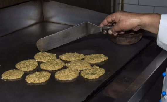 Không giống như những nơi khác trên thế giới, chỉ coi muỗi là một loại côn trùng gây bệnh, vô cùng đáng ghét, muỗi ở Mexico mang đến một giá trị vô cùng đặc biệt đó là chúng sản sinh ra những quả trứng ngon lành như cách nghĩ của người Mexico bản địa.