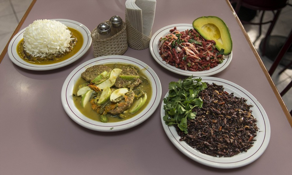 Món ăn từ trứng muỗi phổ biến nhất tại Mexico là trứng muỗi hoa cúc, người ta nấu trứng muỗi với hoa cúc, hành tây, bơi và tôm càng nhỏ.