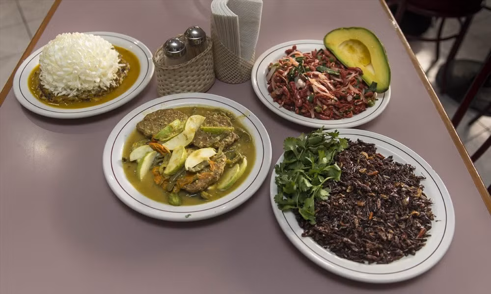 Món ăn từ trứng muỗi phổ biến nhất tại Mexico là trứng muỗi hoa cúc, người ta nấu trứng muỗi với hoa cúc, hành tây, bơi và tôm càng nhỏ.