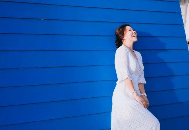 Vợ sắp cưới của diễn viên Quý Bình duyên dáng với kiểu đầm trắng nhẹ nhàng.