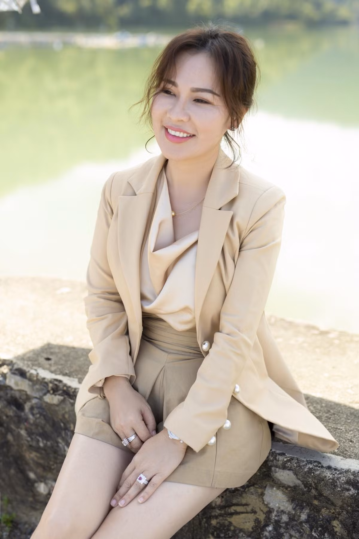 Nữ doanh nhân thường chọn các trang phục thanh lịch mà vẫn toát lên nét sang trọng, trẻ trung.